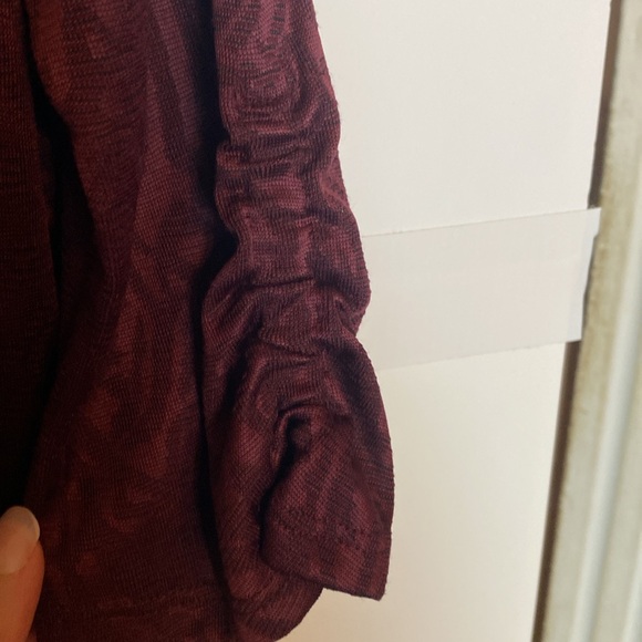 Chico’s Women Textured Ruched Sleeve Top Size 0 Maroon 3/4 Sleeves Blouse Office - Picture 3 of 11